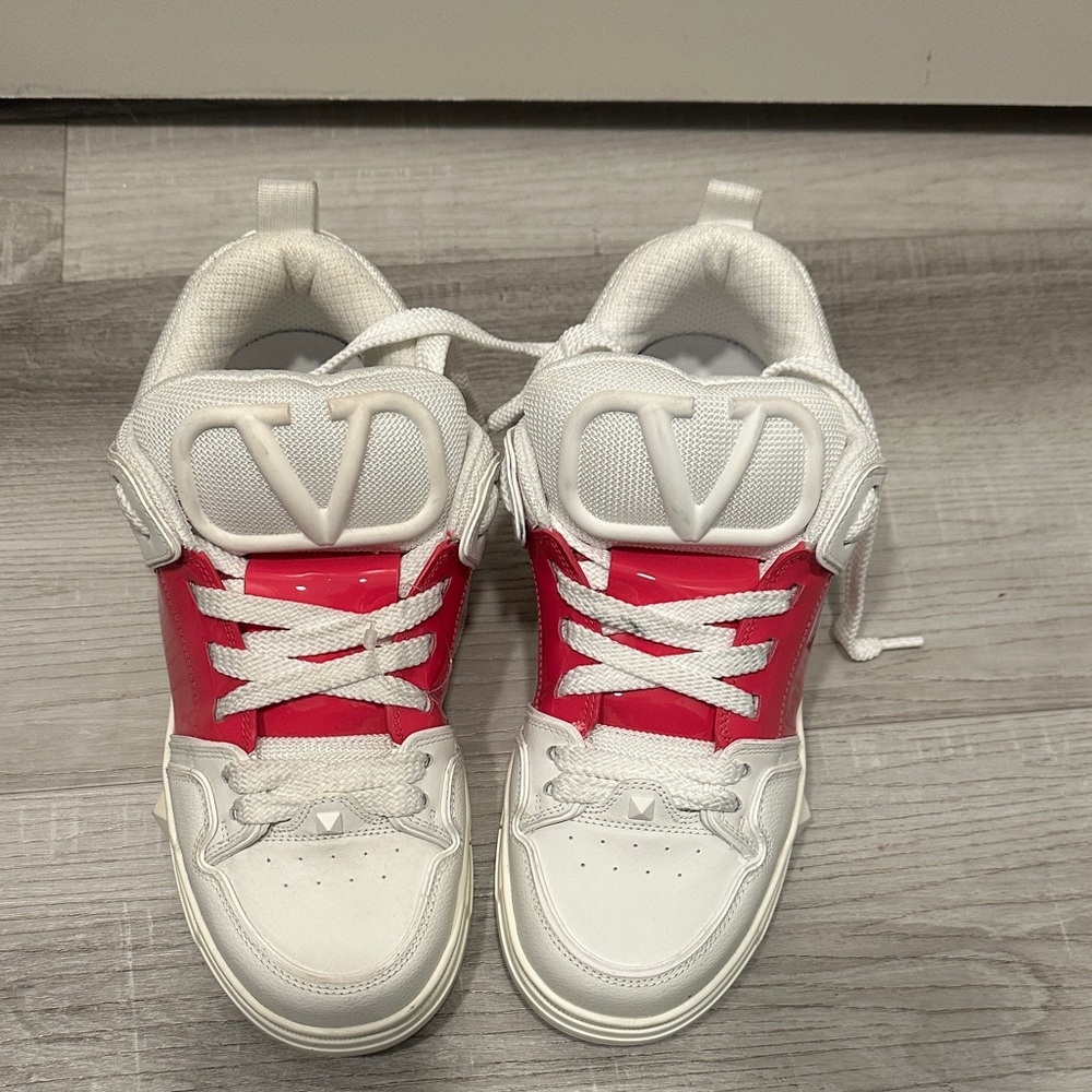 NWOT Valentino Garavani White and Pink Sneakers. Right size 40/ Left 40.5